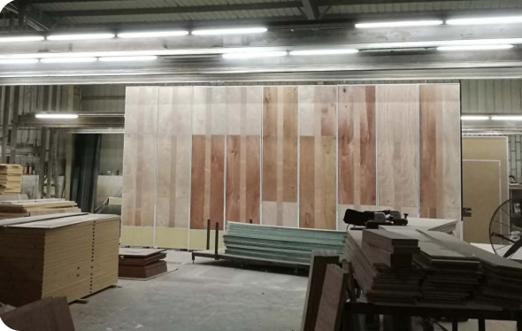 图为饰面制作车间