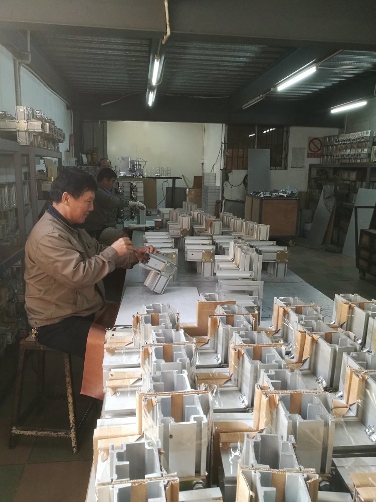 意外揭秘：广州市荔湾办公室隔断报价表背后的高性价比选择