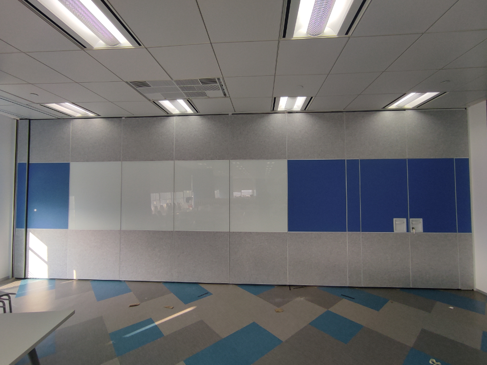 深圳市龙岗区半自动移动隔断厂家引领办公新风尚：安静又时尚的选择