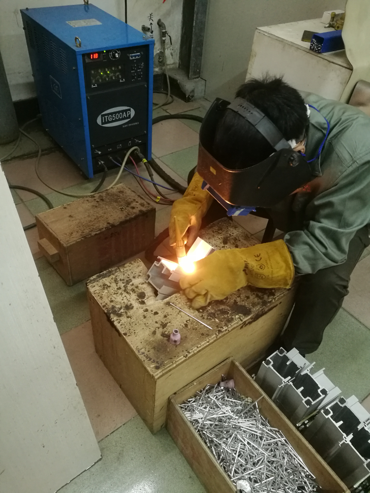 上海市浦东新区实木活动隔断墙体报价暗藏风险？博物馆必看避坑指南