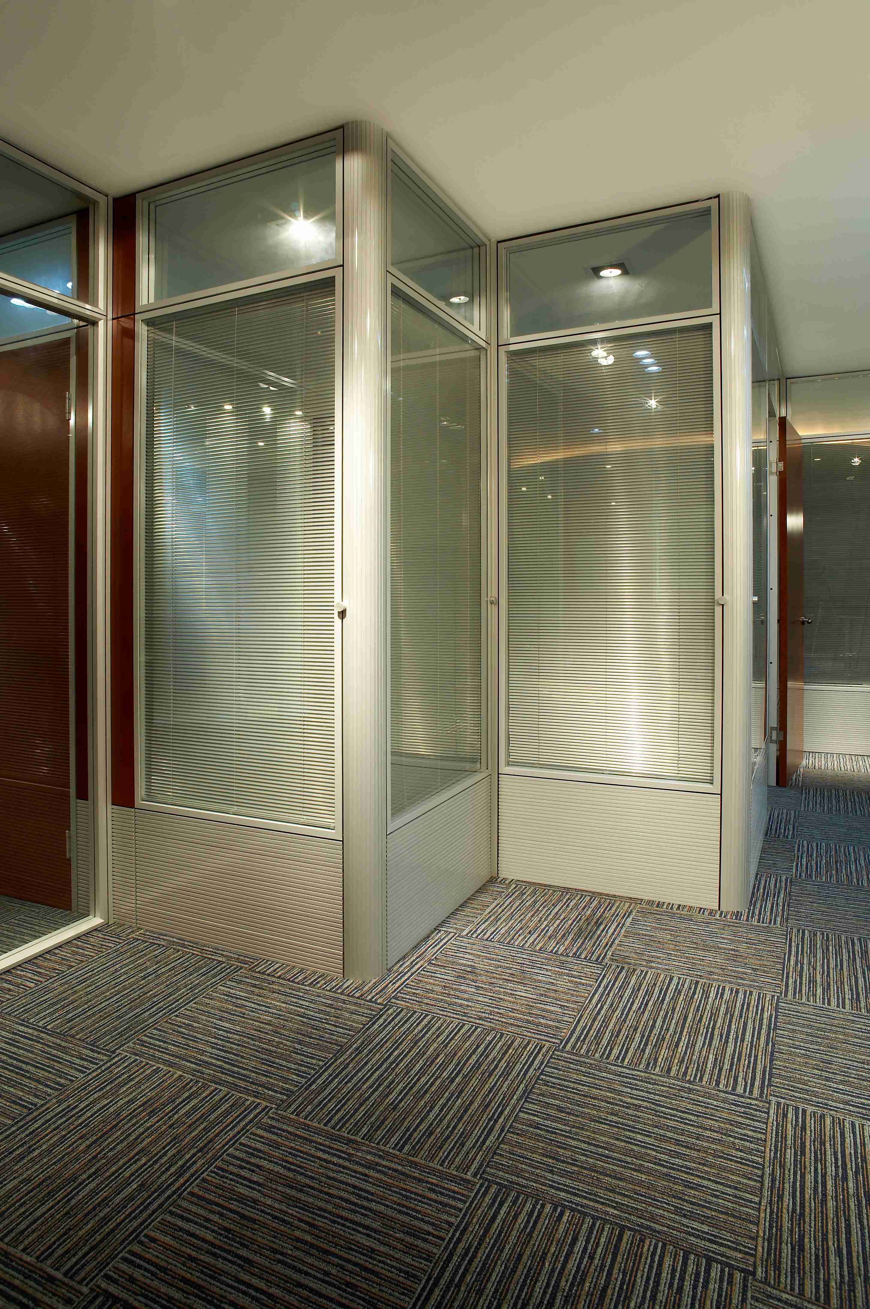 北京活动隔断费用｜静音与光影交织的办公美学革命