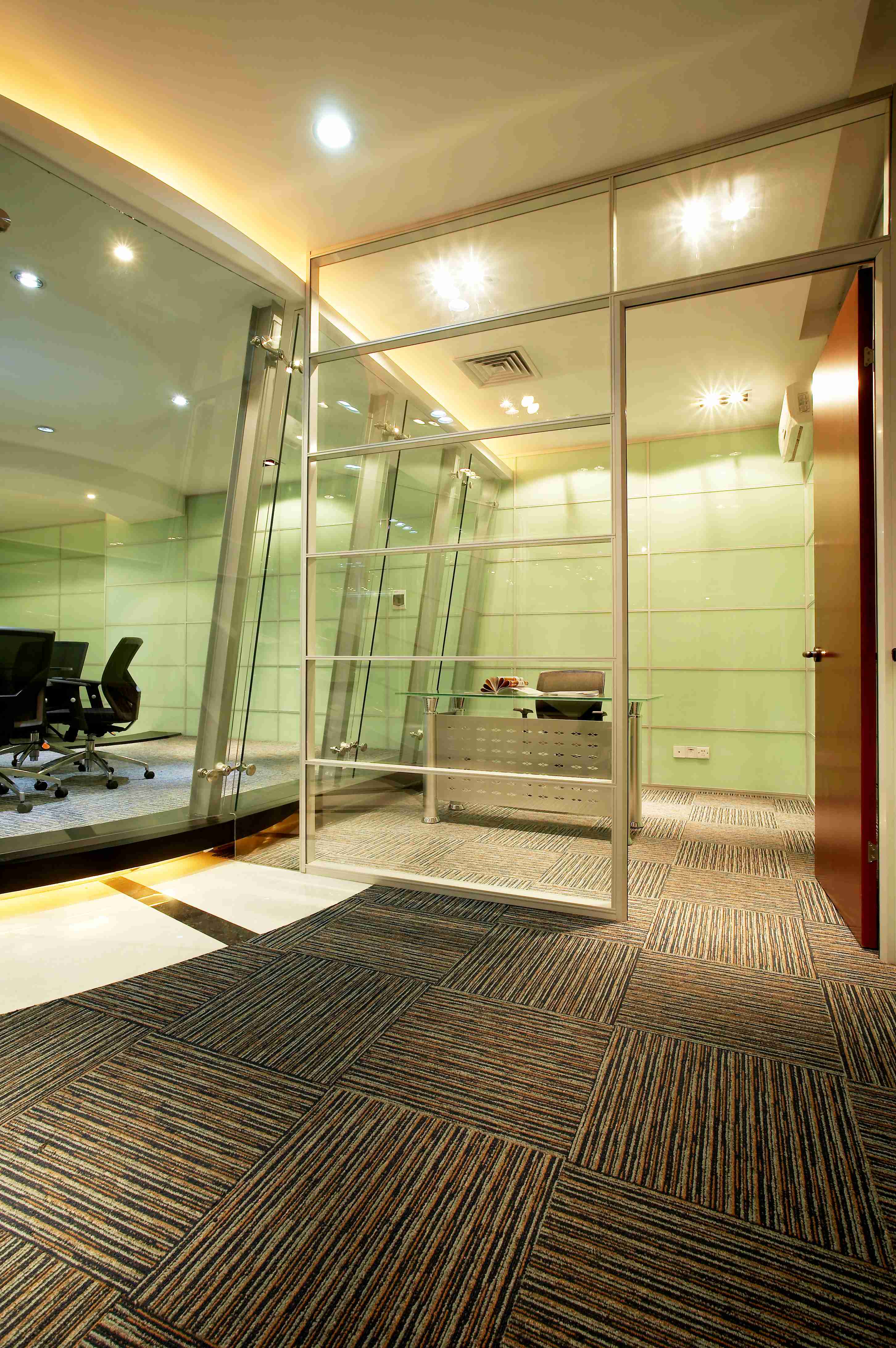 四星级酒店选错隔断多花20万？深圳不锈钢活动隔断屏风报价背后的秘密