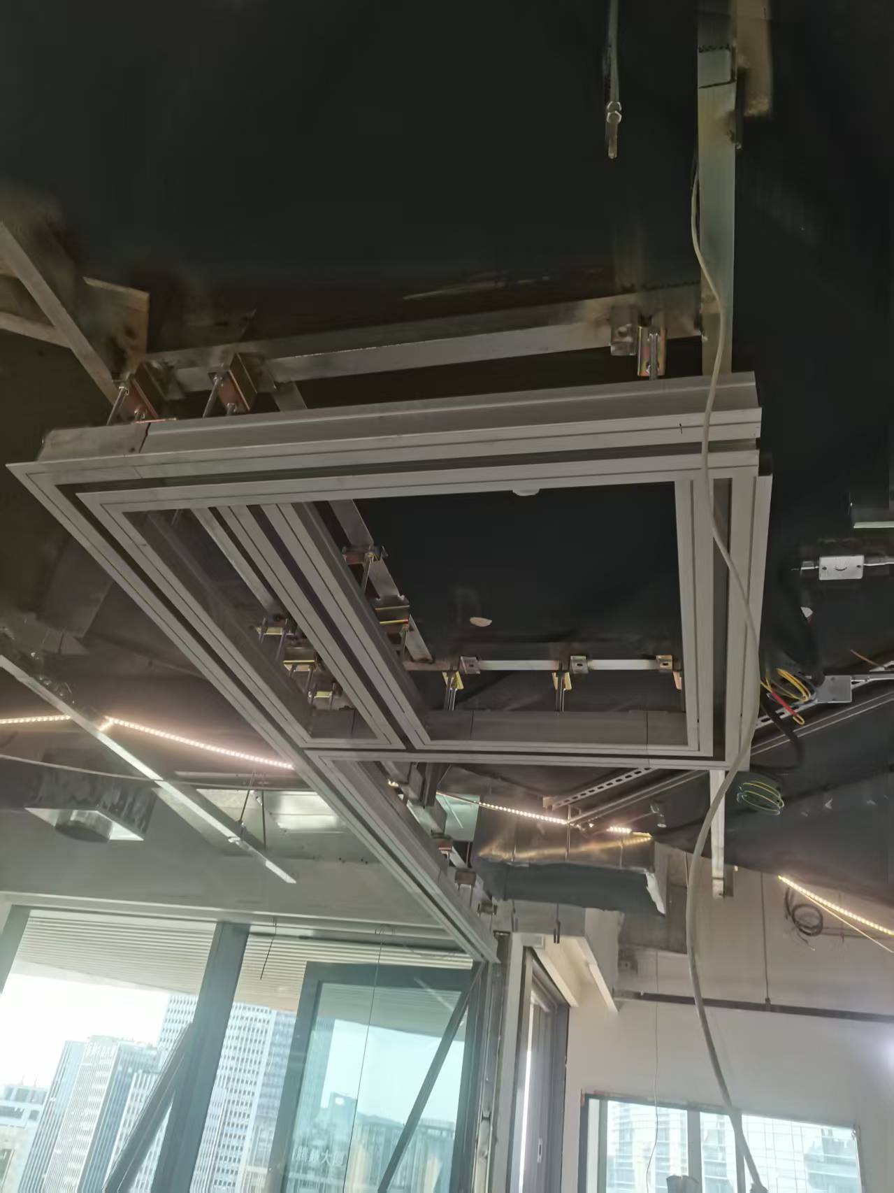 五星级酒店如何选择广州折叠式活动隔断生产厂家？超高层空间解决方案深度解析